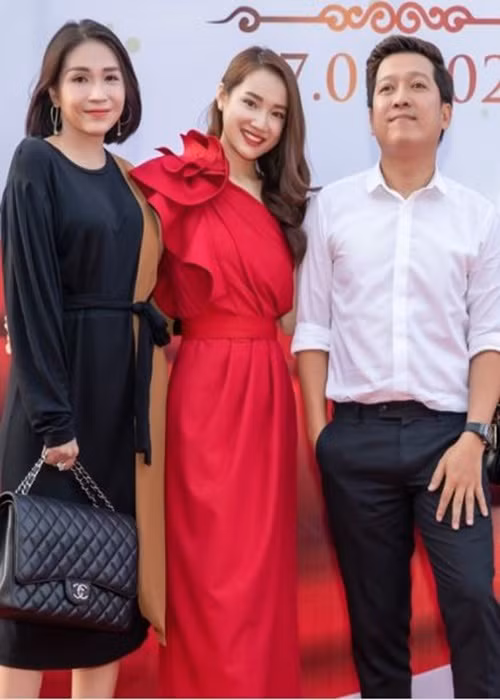 Khả Như còn từng chia sẻ câu chuyện Nhã Phương mượn đồ. “Có lần, Phương qua nhà Như chơi. Vừa vào, Phương khen: “Chị giàu dữ vậy, nhà gì mà có hai cái ghế mát-xa, em ao ước có một cái”. Nghe xong, Như nói em thích thì lấy một cái đi. Như không ngờ Phương lấy thiệt, gọi xe bán tải đến chở về”, Khả Như kể. Ảnh: Vietnamnet