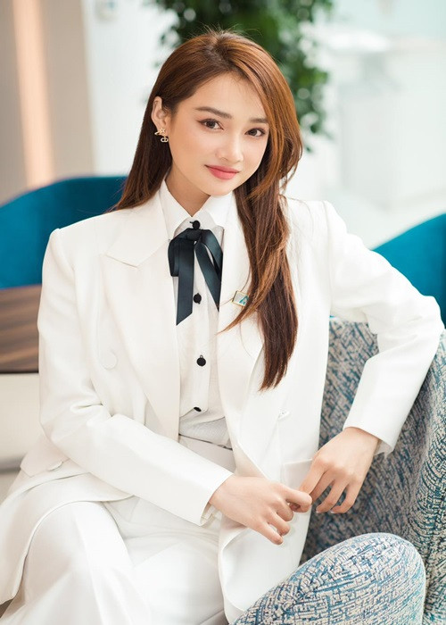 “Nhiều khi tôi cũng rất thích hàng hiệu, thấy rất đẹp nhưng tôi coi nó như một ước mơ, sau này nếu dư dả hơn một chút, tôi sẽ gom lại và tự thưởng cho mình. Còn hiện tại, hàng hiệu vẫn là thứ xa xỉ với tôi", Nhã Phương nói trong một bài phỏng vấn. Ảnh: FBNV