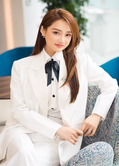 “Nhiều khi tôi cũng rất thích hàng hiệu, thấy rất đẹp nhưng tôi coi nó như một ước mơ, sau này nếu dư dả hơn một chút, tôi sẽ gom lại và tự thưởng cho mình. Còn hiện tại, hàng hiệu vẫn là thứ xa xỉ với tôi", Nhã Phương nói trong một bài phỏng vấn. Ảnh: FBNV