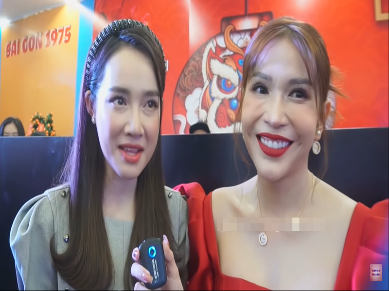 Khả Như cũng kể “xấu” Nhã Phương sống tiết kiệm. "Đi qua cửa hàng bán túi xách, thích một cái túi nhưng cô lần lữa, qua lại đến 3 lần mới chịu móc ví trả tiền. Mặc dù là tiền của ông Giang đấy nhưng mà vẫn suy nghĩ rất là lâu ", Khả Như nói. Ảnh: Dân Việt