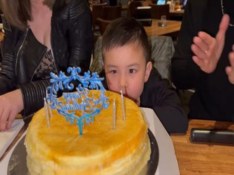 Đan Trường gửi lời chúc đến con trai: "Ba không có lời hay ý đẹp nào dành cho con, từ xưa đến giờ ba luôn đè nén cảm xúc của mình, vui buồn gì ba cũng chỉ để trong lòng. Ba không quan tâm người ta nghĩ ba thương con nhiều hay ít, và ba cũng không cần tìm kiếm một nửa hạnh phúc nào khác như mọi người thường hỏi. Con chính là cả hạnh phúc còn lại của cuộc đời ba. Chúc con Thiên Từ sinh nhật 5 tuổi thật hạnh phúc và nhiều sức khỏe. Mãi yêu con của ba Thiên Từ". Ảnh: Công lý và xã hội