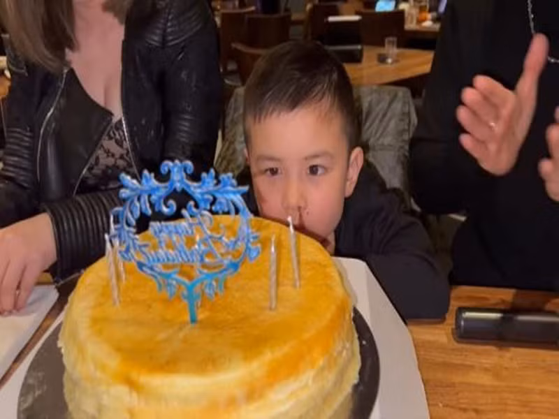 Đan Trường gửi lời chúc đến con trai: "Ba không có lời hay ý đẹp nào dành cho con, từ xưa đến giờ ba luôn đè nén cảm xúc của mình, vui buồn gì ba cũng chỉ để trong lòng. Ba không quan tâm người ta nghĩ ba thương con nhiều hay ít, và ba cũng không cần tìm kiếm một nửa hạnh phúc nào khác như mọi người thường hỏi. Con chính là cả hạnh phúc còn lại của cuộc đời ba. Chúc con Thiên Từ sinh nhật 5 tuổi thật hạnh phúc và nhiều sức khỏe. Mãi yêu con của ba Thiên Từ". Ảnh: Công lý và xã hội