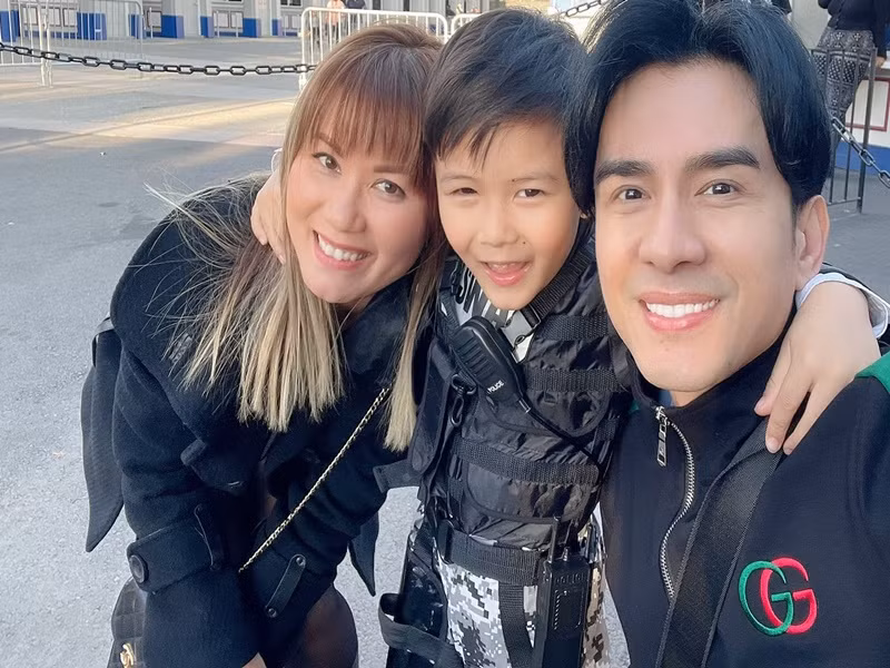 Cặp đôi một thời tỏ ra vui vẻ mỗi lần hội ngộ. Ảnh: FBNV