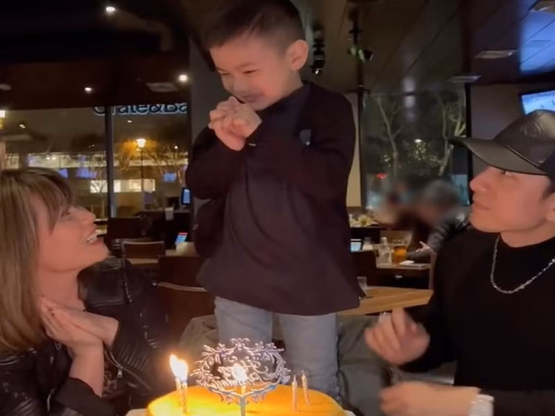 Bé Thiên Từ tròn 5 tuổi. Được bố mẹ tổ chức sinh nhật, cậu nhóc vô cùng hạnh phúc. Ảnh: Yan