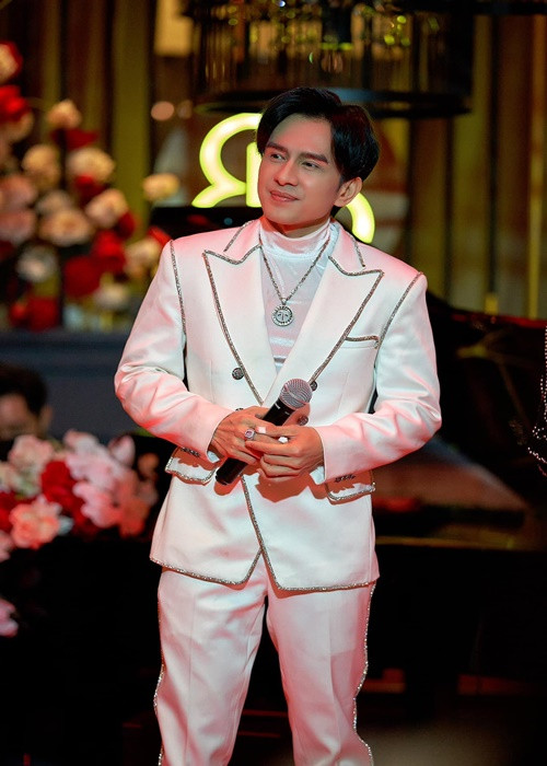 Nam ca sĩ dành nhiều thời gian chăm sóc con trai và đi hát. Ảnh: FBNV