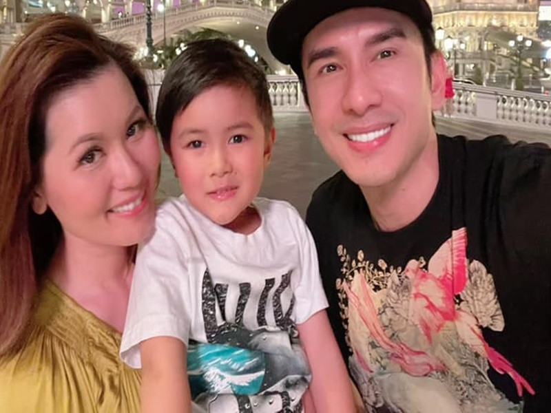 Đan Trường và Thủy Tiên thường xuyên đưa con trai đi chơi. Ảnh: FBNV