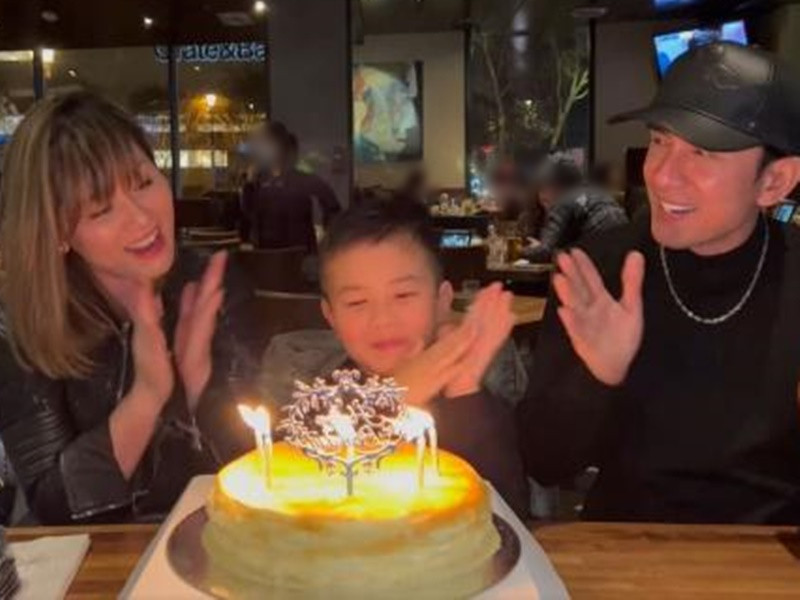 Đan Trường và vợ cũ hát mừng sinh nhật con trai. Ảnh: Công lý và xã hội
