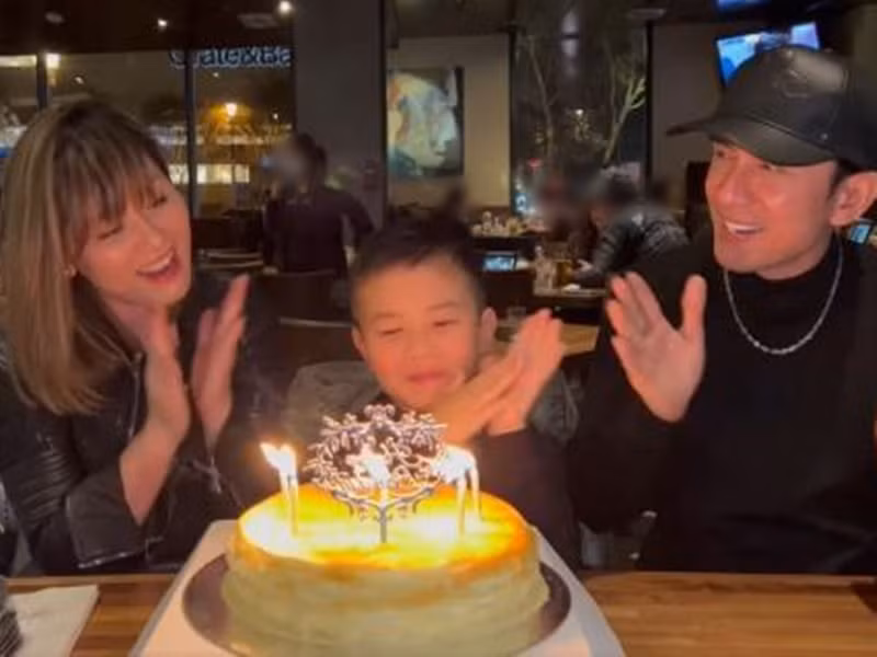 Đan Trường và vợ cũ hát mừng sinh nhật con trai. Ảnh: Công lý và xã hội
