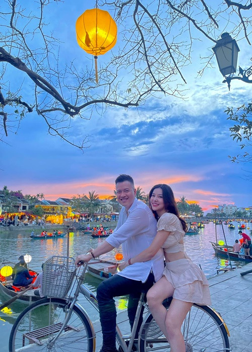 Nữ diễn viên phim "Chạy trốn thanh xuân" vừa lên tiếng về tin đồn "bóc phốt" chồng. Cụ thể, trên trang cá nhân, Lưu Đê Ly đăng tải hình ảnh bên Huy DX đồng thời viết: "Một status vu vơ cũng đủ làm thiên hạ tưởng bở. Bởi vậy, nỗi đau của chúng ta luôn khiến thiên hạ phải mở cờ trong lòng. Đúng là đời".