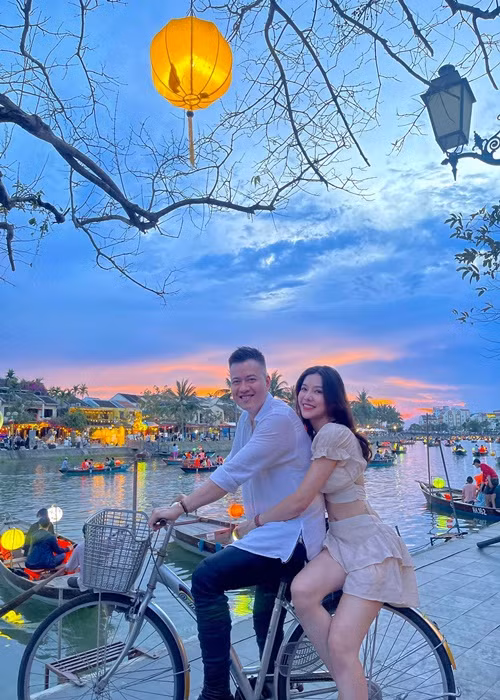 Nữ diễn viên phim "Chạy trốn thanh xuân" vừa lên tiếng về tin đồn "bóc phốt" chồng. Cụ thể, trên trang cá nhân, Lưu Đê Ly đăng tải hình ảnh bên Huy DX đồng thời viết: "Một status vu vơ cũng đủ làm thiên hạ tưởng bở. Bởi vậy, nỗi đau của chúng ta luôn khiến thiên hạ phải mở cờ trong lòng. Đúng là đời".