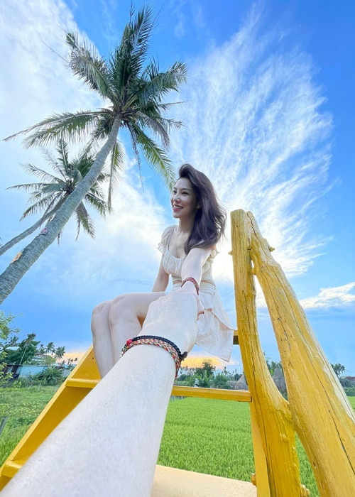 Sau Lưu Đê Ly, Huy DX cũng có động thái gây chú ý. Trên trang cá nhân, nam DJ đăng tải hình ảnh nắm tay vợ kèm chú thích: "Tìm lại bầu trời".