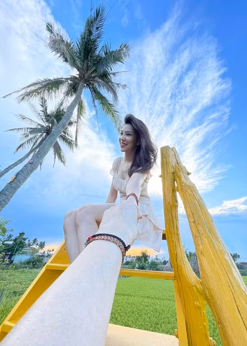 Sau Lưu Đê Ly, Huy DX cũng có động thái gây chú ý. Trên trang cá nhân, nam DJ đăng tải hình ảnh nắm tay vợ kèm chú thích: "Tìm lại bầu trời".