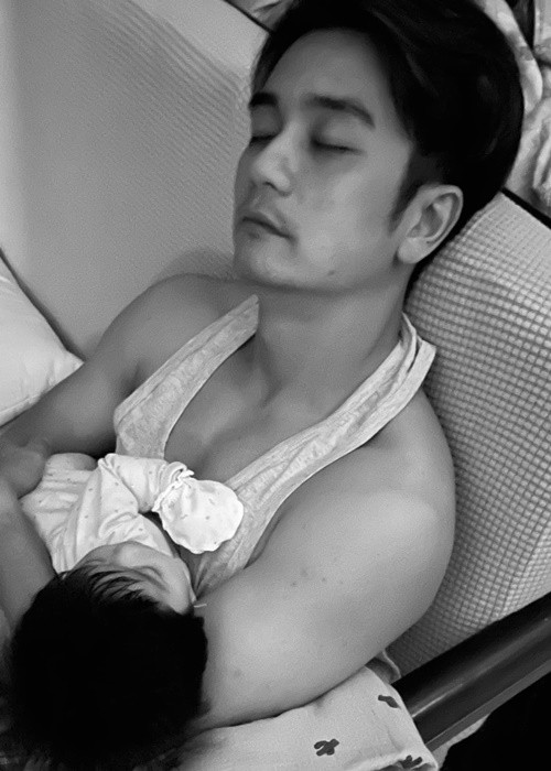 Vân Trang và chồng khá vất vả khi cùng lúc chăm sóc 3 cô con gái.