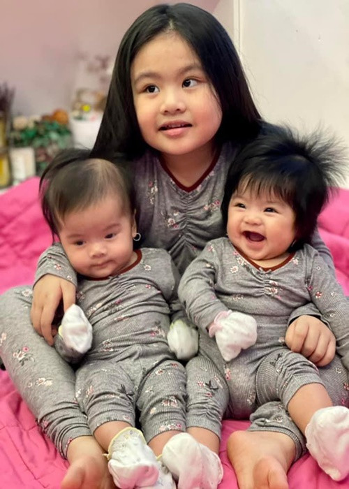 Bé Queenie rất yêu thương và thích chơi với hai em gái.