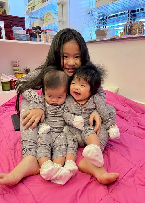 Vân Trang chia sẻ, bé Queenie thường nhắc khéo mẹ, bà nội và bà ngoại đừng mắng các em của mình.