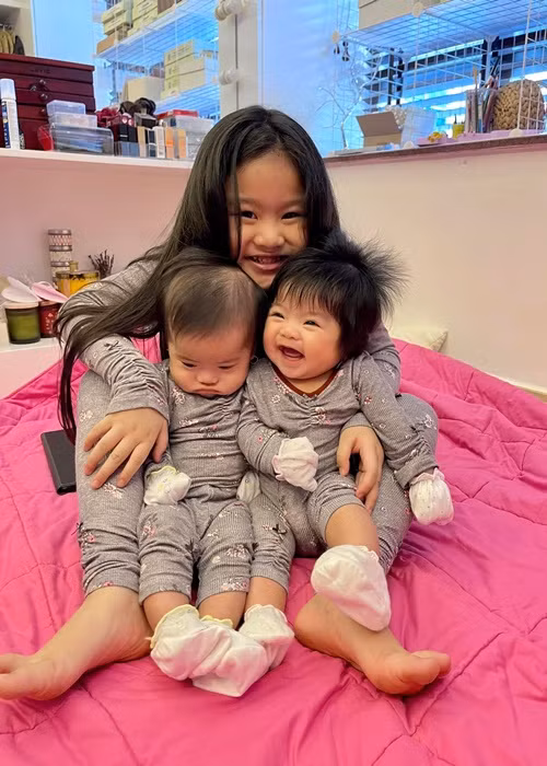 Vân Trang chia sẻ, bé Queenie thường nhắc khéo mẹ, bà nội và bà ngoại đừng mắng các em của mình.