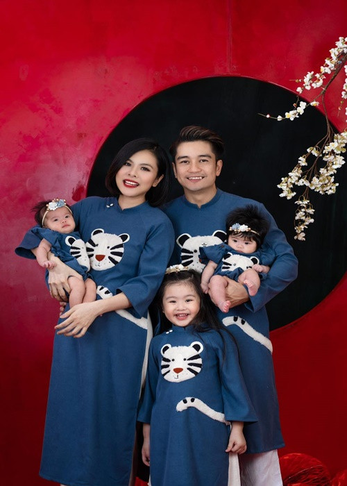 Ba nhóc tì nhà Vân Trang giống bố như đúc.