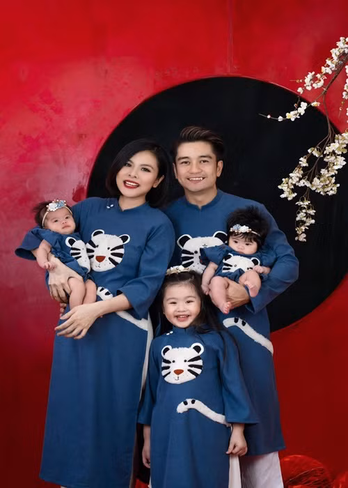 Ba nhóc tì nhà Vân Trang giống bố như đúc.