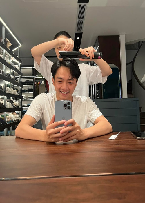 Đàm Thu Trang khéo chăm sóc chồng con.