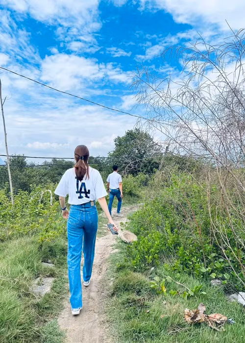 Đàm Thu Trang theo chân ông xã đi xem đất đai.