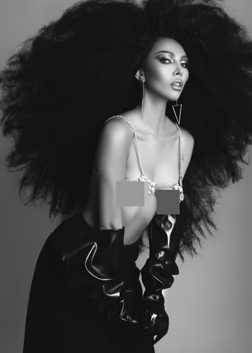 Tình tin đồn của Kỳ Duyên khoe vòng một căng tràn với nội y nhỏ xíu.