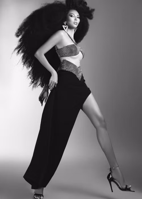 Minh Triệu khoe chân ngực với áo bra.