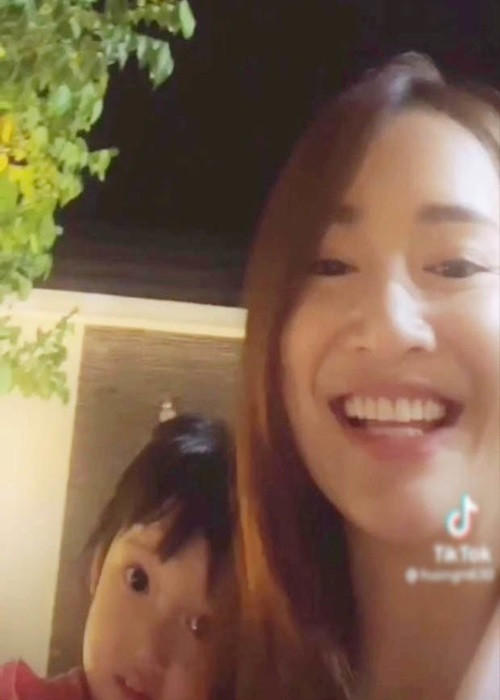 Trong các livestream của vợ chồng Nhã Phương, bé Destiny tỏ ra nhanh nhẹn, hoạt bát, tinh nghịch. Ảnh: Sở hữu trí tuệ