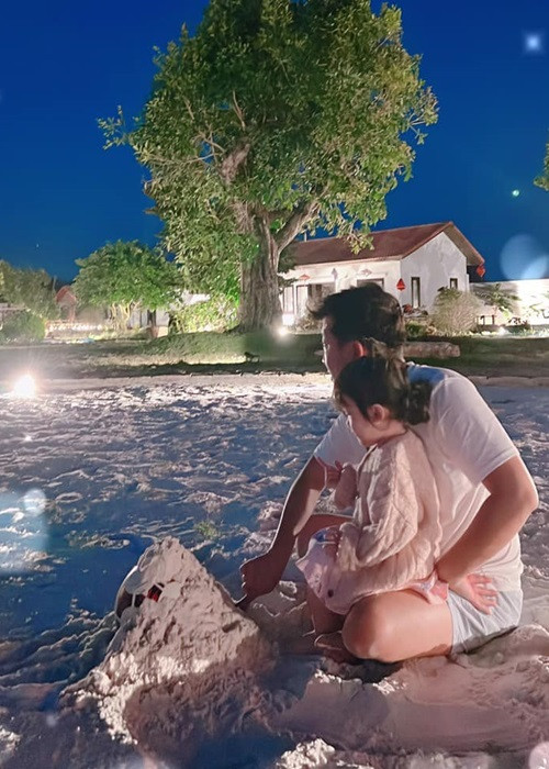 Trường Giang là ông bố "nghiện con". Anh luôn dành cho con gái sự dịu dàng, bày trò chơi con, đưa con đi học. Ảnh: FBNV