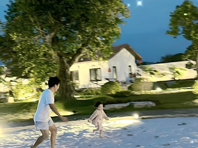 Theo Trường Giang, anh không có con tiếp xúc công nghệ. "Vợ chồng tôi cho con sống "mộc", sống tự nhiên như ở dưới quê. Tôi muốn con tôi sống như tôi hồi xưa, có gì ăn nấy", danh hài nói. Ảnh: FBNV