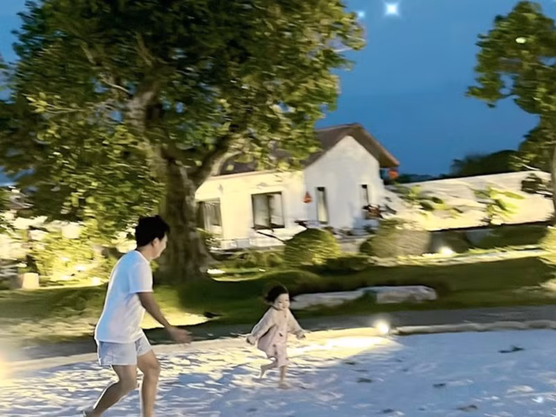 Theo Trường Giang, anh không có con tiếp xúc công nghệ. "Vợ chồng tôi cho con sống "mộc", sống tự nhiên như ở dưới quê. Tôi muốn con tôi sống như tôi hồi xưa, có gì ăn nấy", danh hài nói. Ảnh: FBNV