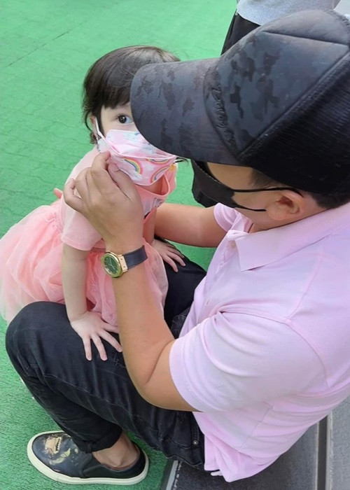 Trường Giang từng hạnh phúc chia sẻ về việc có con: "Cảm giác có con thật tuyệt vời và rất thú vị. Hôm nay tôi đến họp báo trễ cũng vì con gái không cho đi, buông con bé ra là nó giữ lại ngay". Ảnh: FBNV