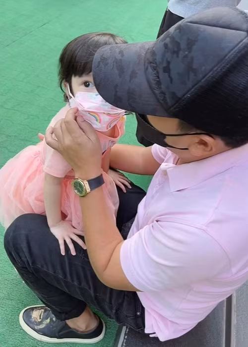 Trường Giang từng hạnh phúc chia sẻ về việc có con: "Cảm giác có con thật tuyệt vời và rất thú vị. Hôm nay tôi đến họp báo trễ cũng vì con gái không cho đi, buông con bé ra là nó giữ lại ngay". Ảnh: FBNV