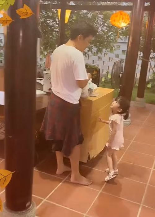 Bé Destiny có dáng người nhỏ nhắn với đôi chân thon dài. Ảnh: Yan