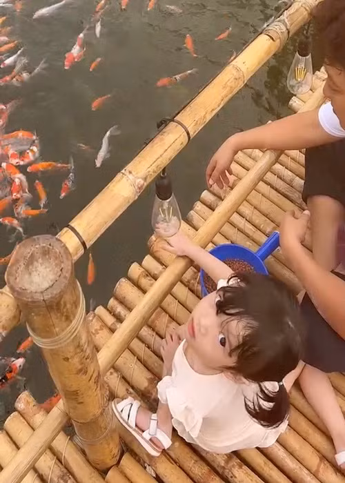 Trong livestream, Nhã Phương khen ngợi con gái đầu lòng vô cùng dễ thương. Ảnh: Yan