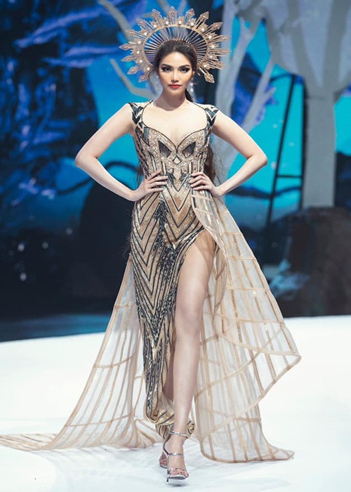 Chân dài sinh năm 1992 đầy quyến rũ trong một lần sải bước trên sàn catwalk sau khi sinh nở.