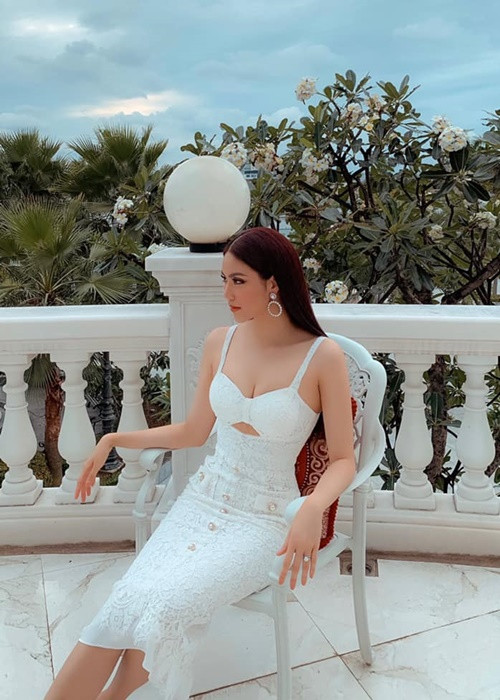 Top 11 Hoa hậu Thế giới 2015 khoe vòng một nảy nở khi diện áo 2 dây bó sát.