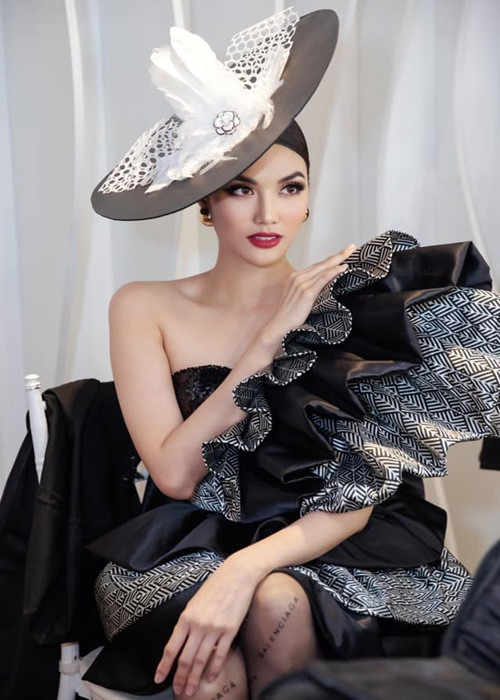 Lan Khuê hút mắt người đối diện bởi vẻ ngoài gợi cảm.