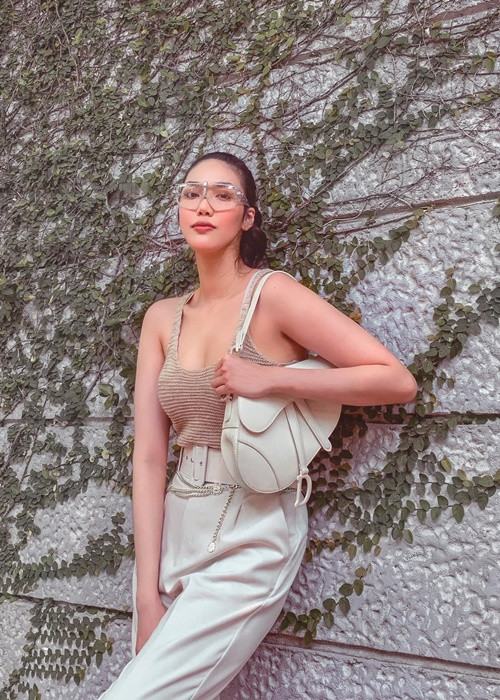 Cô phối đồ hợp xu hướng, tạo sự sang trọng, thanh lịch.