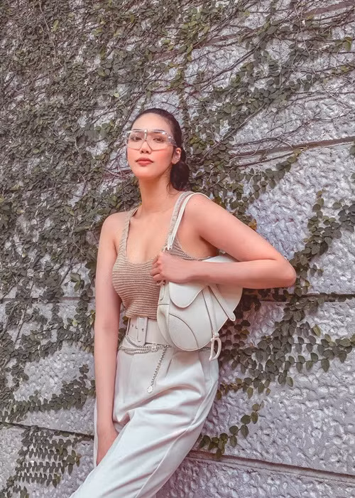 Cô phối đồ hợp xu hướng, tạo sự sang trọng, thanh lịch.