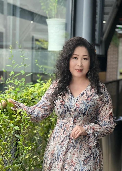 Năm 2020, bị một kênh Youtube đưa tin qua đời vì đột quỵ, Hồng Vân tỏ ra khá bức xúc và cho biết xem xét việc kiện kênh YouTube đưa tin thất thiệt. "Dù phần cuối video đã đính chính thông tin trên là giả nhưng cách họ đặt tiêu đề là sai sự thật, cốt để thu hút sự chú ý. Việc đem tính mạng của người khác ra để câu lượt xem như vậy thật trái đạo đức", đại diện phía NSND Hồng Vân cho biết. Ảnh: FBNV