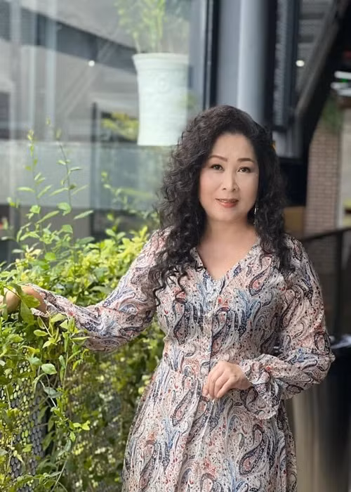 Năm 2020, bị một kênh Youtube đưa tin qua đời vì đột quỵ, Hồng Vân tỏ ra khá bức xúc và cho biết xem xét việc kiện kênh YouTube đưa tin thất thiệt. "Dù phần cuối video đã đính chính thông tin trên là giả nhưng cách họ đặt tiêu đề là sai sự thật, cốt để thu hút sự chú ý. Việc đem tính mạng của người khác ra để câu lượt xem như vậy thật trái đạo đức", đại diện phía NSND Hồng Vân cho biết. Ảnh: FBNV