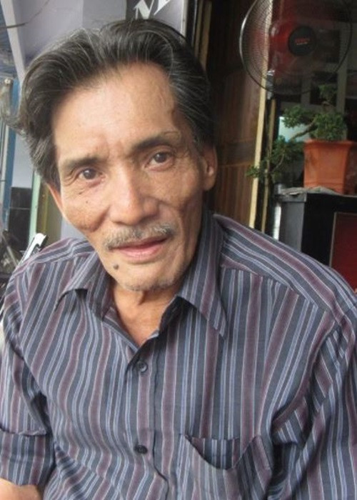 "Tôi không hiểu chuyện gì đang xảy ra. Tôi vừa ngủ dậy thấy điện thoại vài chục cuộc gọi nhỡ. Ai đồn bậy bạ, người ta còn sống mà kêu đã chết", diễn viên Thương Tín chia sẻ trên Vietnamnet. Ảnh: Dân Trí