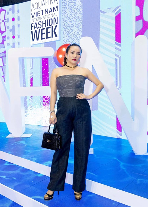 Doanh nhân Anh Thơ trông khác lạ khi chọn lối trang điểm sắc sảo.