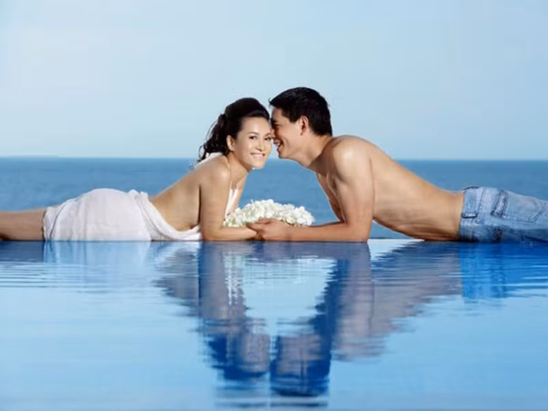 Bà xã của Bình Minh khoe lưng trần quyến rũ trong bộ ảnh cưới ở biển.