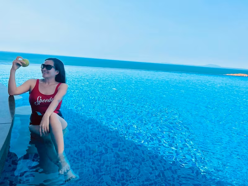 Cô khoe body nuột nà, làn da trắng mịn, gương mặt đầy tươi tắn.