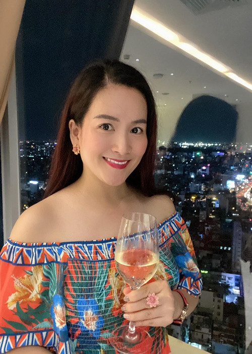 Anh Thơ khiến ai cũng xuýt xoa khi khoe làn da trắng mịn.