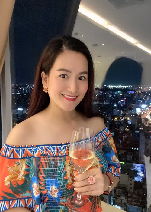 Anh Thơ khiến ai cũng xuýt xoa khi khoe làn da trắng mịn.