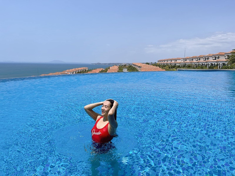 Mới đây, bà xã của Bình Minh tung ảnh diện bikini ôm sát trong hồ bơi khiến cư dân mạng trầm trồ.