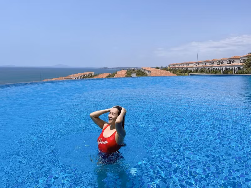 Mới đây, bà xã của Bình Minh tung ảnh diện bikini ôm sát trong hồ bơi khiến cư dân mạng trầm trồ.