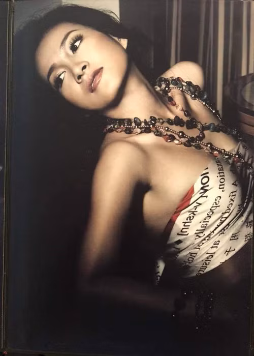 Nữ doanh nhân tạo dáng theo hướng dẫn của ông xã kém tuổi.